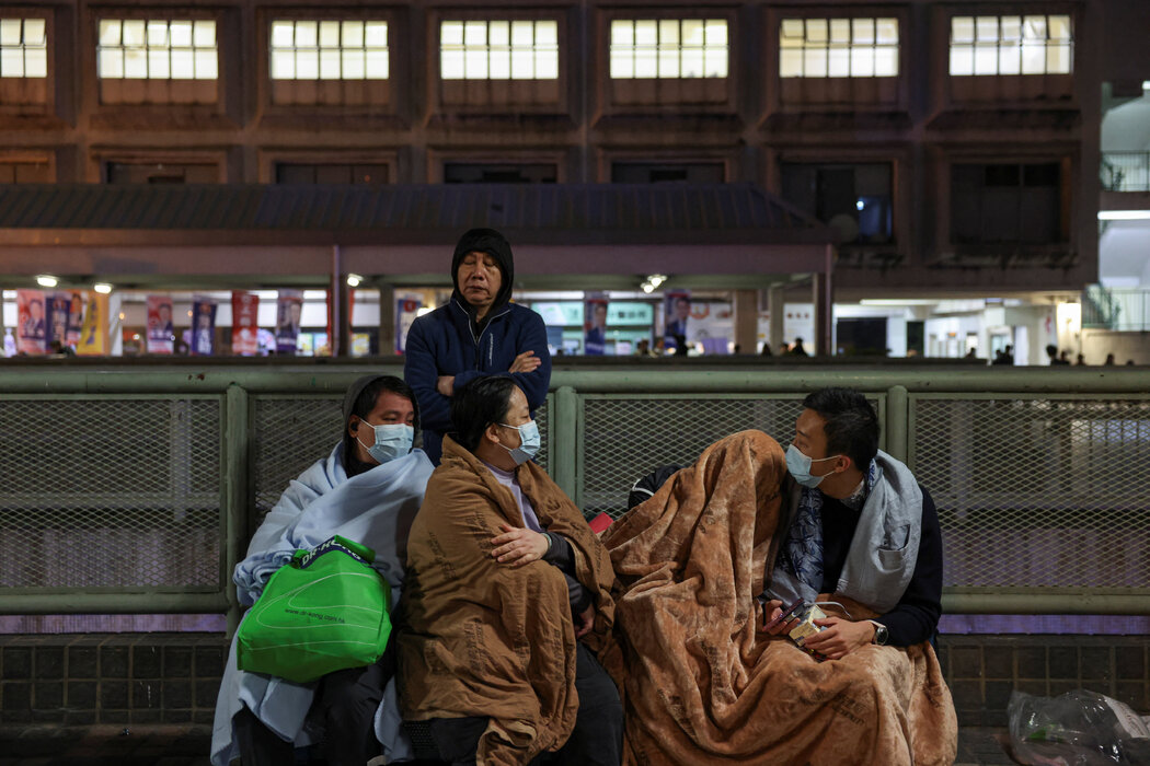 一些居民在消防员的帮助下成功逃生