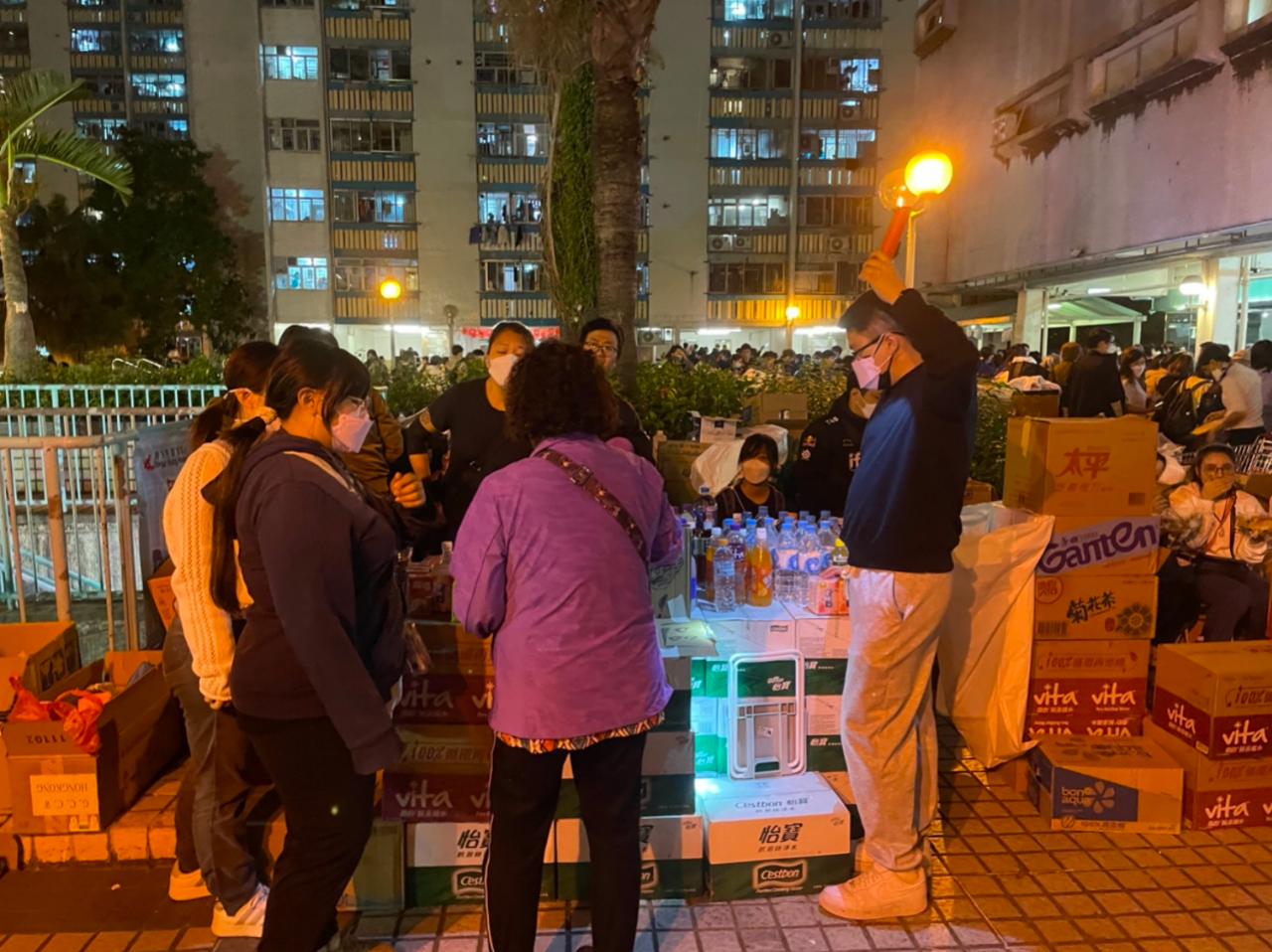 广福商场的二层平台，市民拉来一箱箱生活物资用品