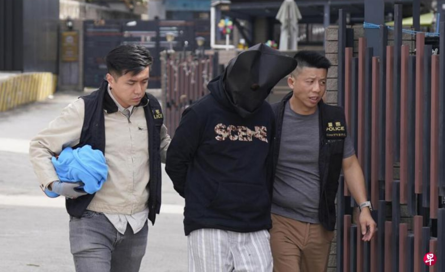 香港警方拘捕三名负责宏福苑维修的工程公司负责人。警方当天下午带其中一名被捕人员到其住所搜证 ...