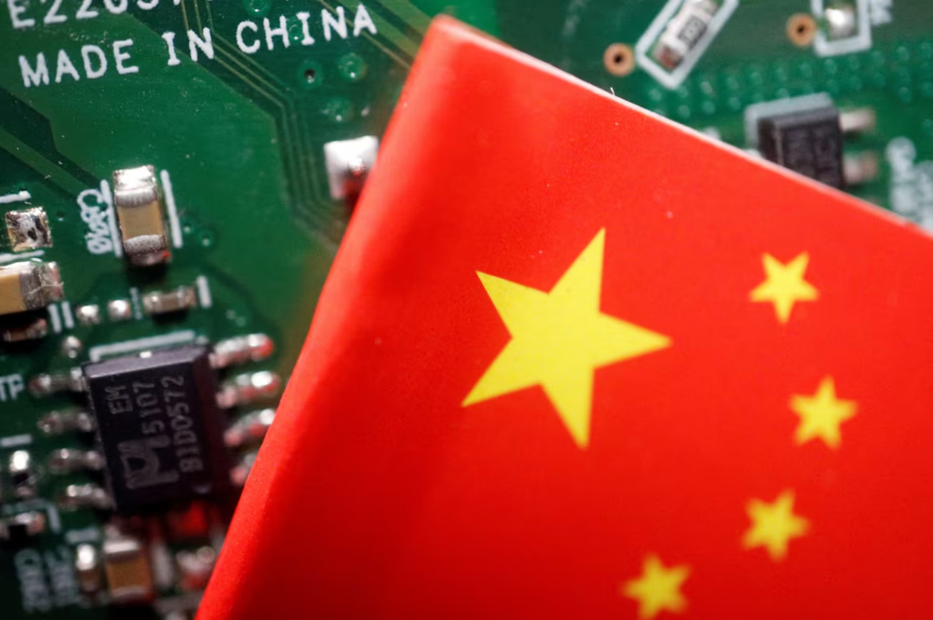 带有半导体芯片的中国国旗插图