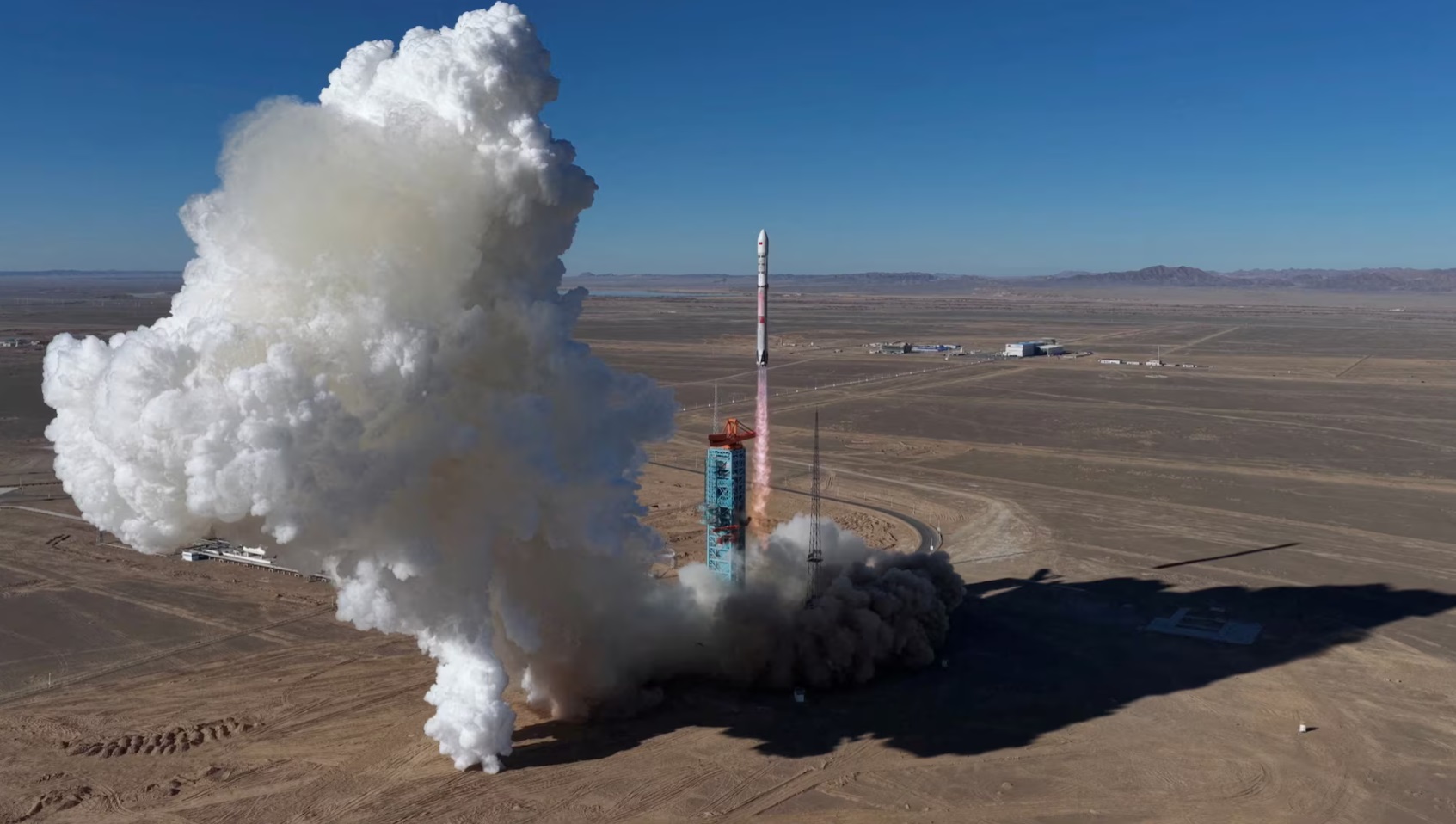 中国民营火箭企业蓝星航天（LandSpace）的朱雀三号火箭从中国酒泉卫星发射中心发射升空 ...
