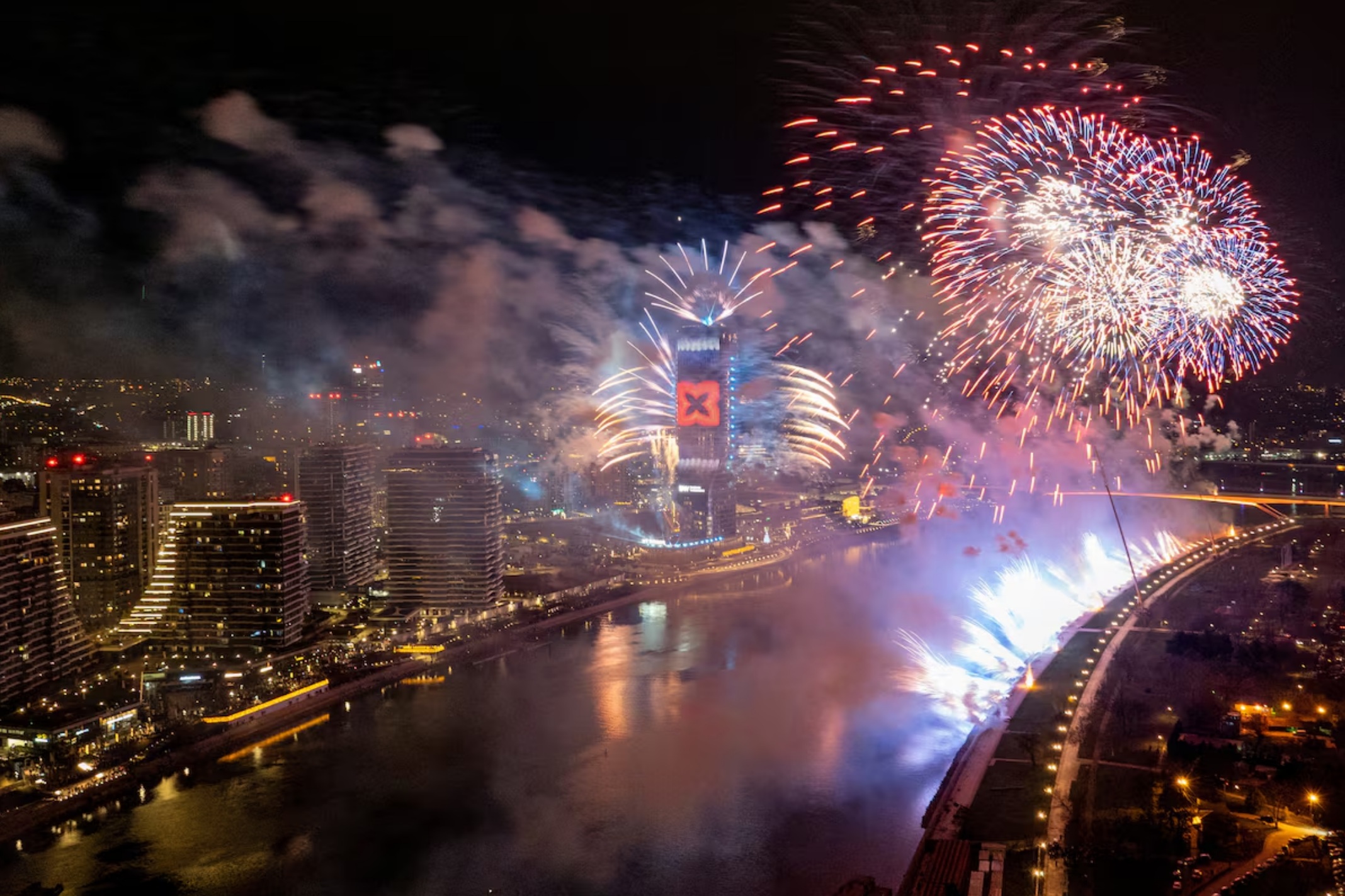 塞尔维亚贝尔格莱德新年庆祝活动期间，烟花在贝尔格莱德滨水区和萨瓦河上空绽放 ... ... ... ... ... ... ...