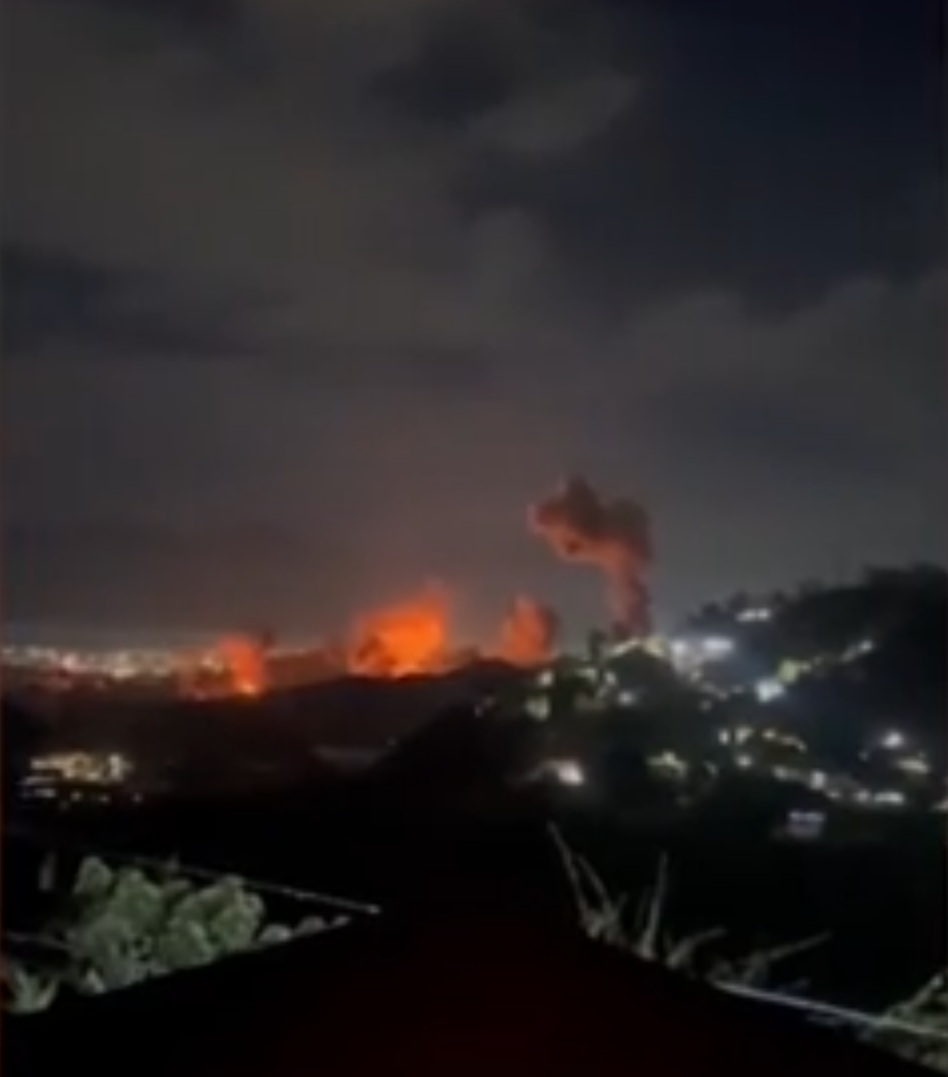 周六凌晨，委内瑞拉首都加拉加斯发生爆炸，发出巨响，并冒出滚滚浓烟