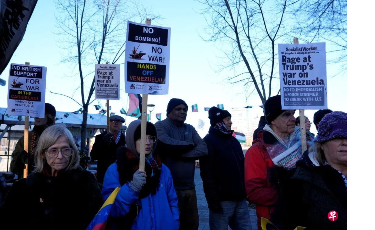 在英国伦敦，英国共产党人在美国大使馆外抗议，呼吁美国停止干涉委内瑞拉 ...