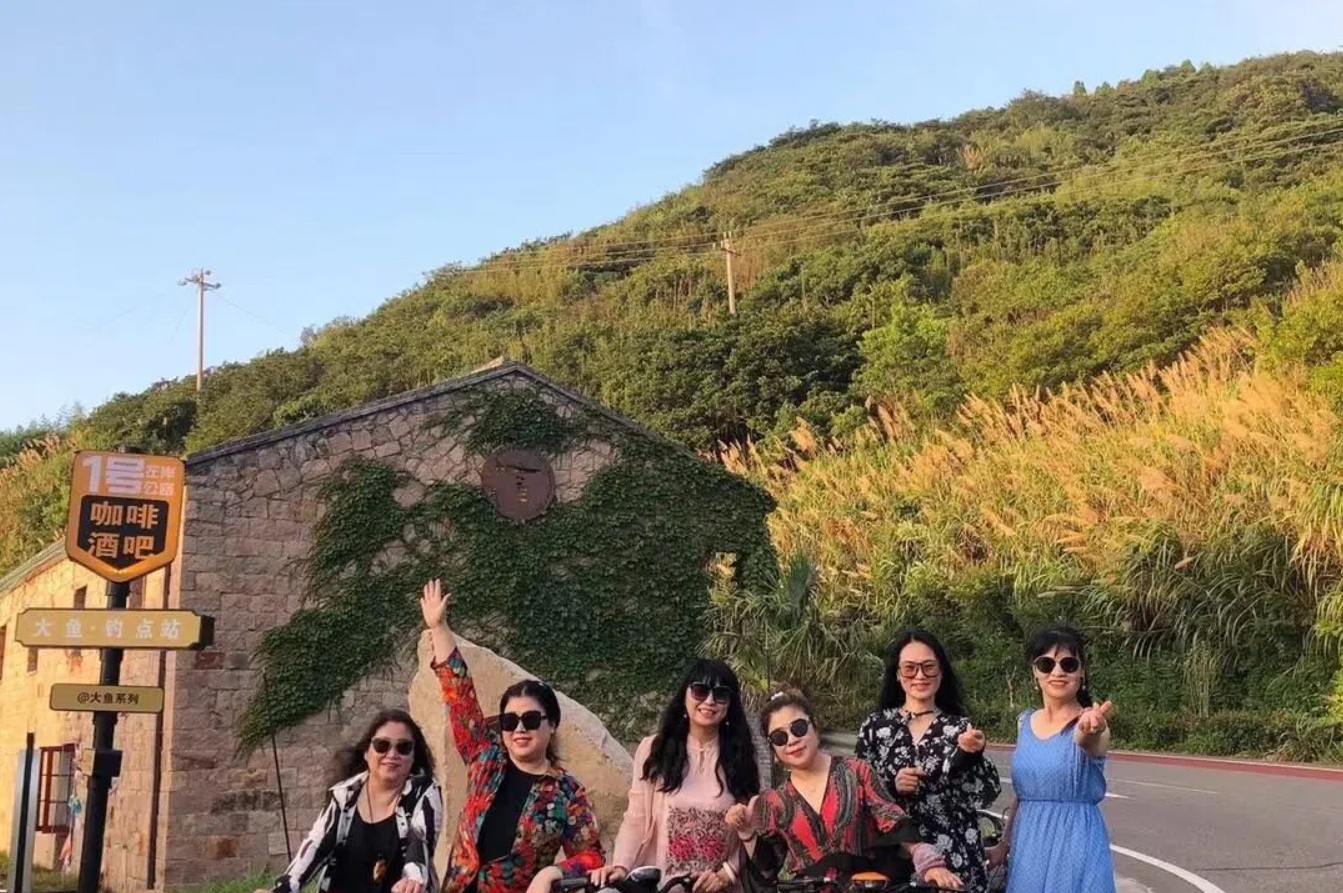 张晓梅（左三）和同龄朋友在浙江省舟山市普陀附近结伴游玩