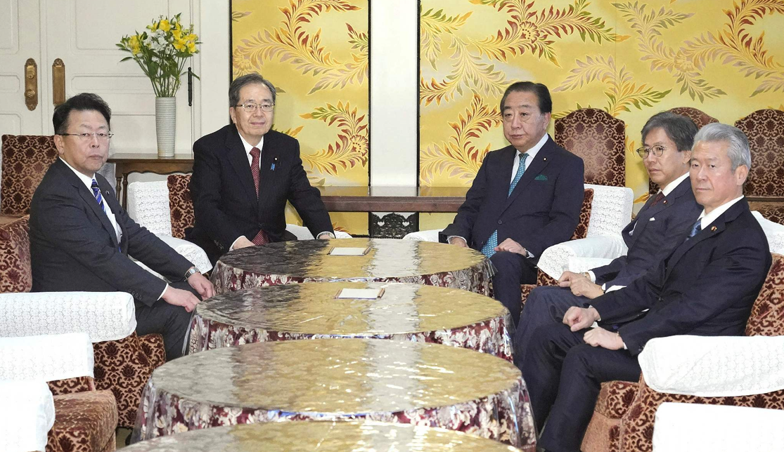 日本立宪民主党党首野田佳彦（右三）和公明党党首齐藤铁夫（左二）周四在日本国会出席会议 ...