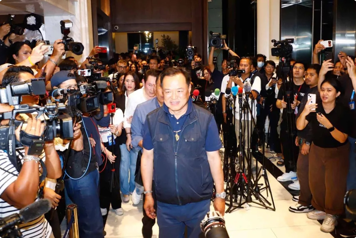 由看守总理阿努廷·查恩维拉库尔率领的泰自豪党成员抵达曼谷的党总部