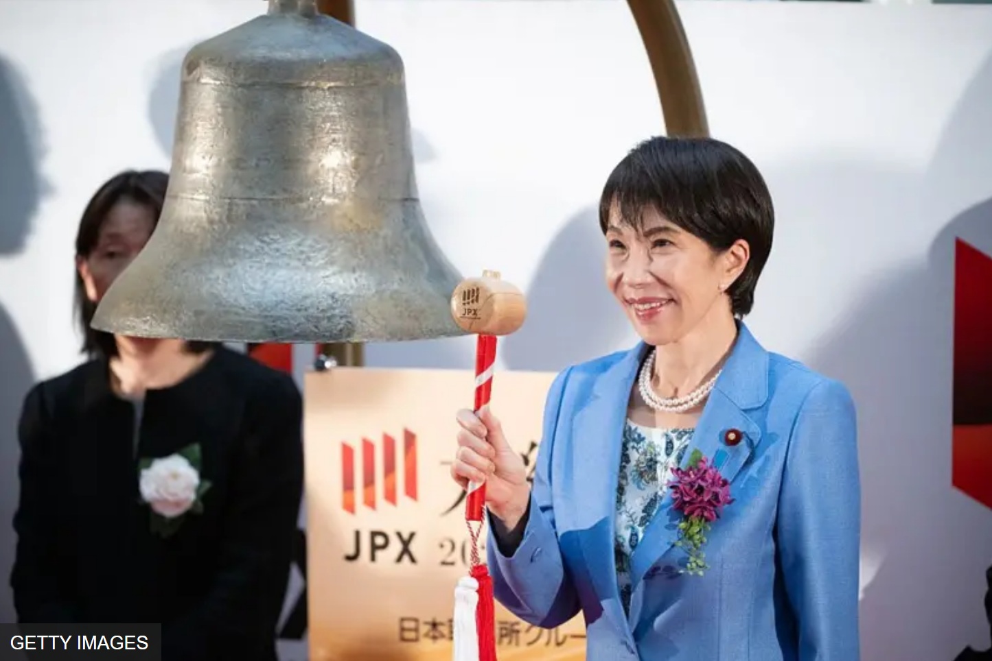 日本首相高市早苗在东京证券交易所举行的年度最后一个交易日结束仪式上准备敲钟 ...