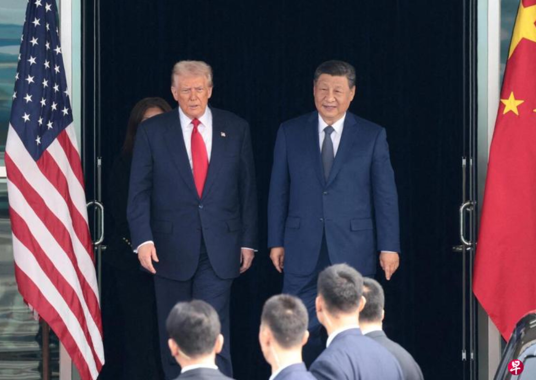 特朗普（左）与习近平去年10月30日在韩国釜山举行的亚太经合组织（APEC）峰会场边会晤 ...
