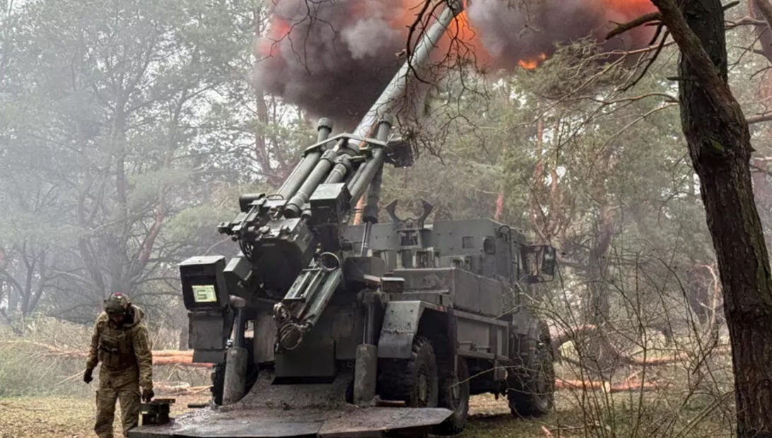 乌克兰士兵在扎波罗热州前线用凯撒榴弹炮向俄军开火