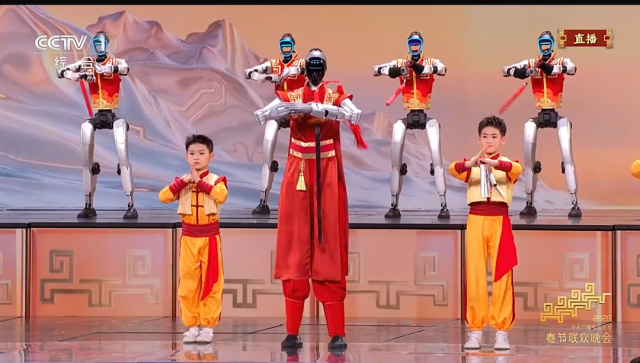 宇树科技仿生人形机器人H2和通用人形机器人G1在《武BOT》中表演了一段武术