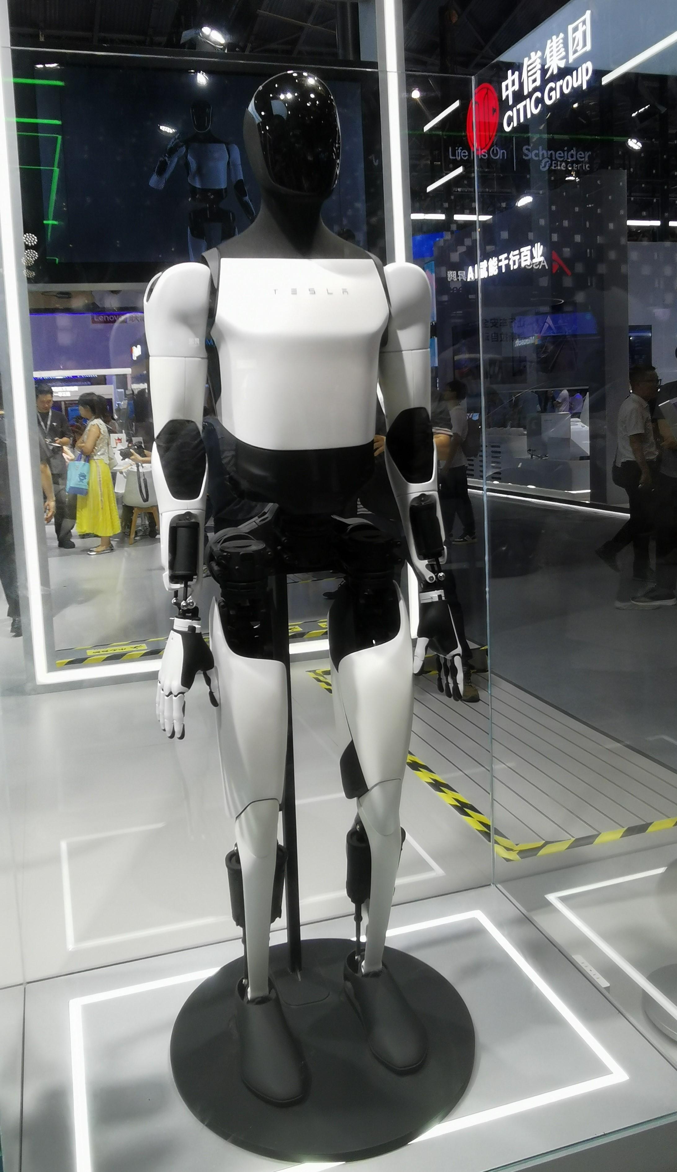 特斯拉二代人形机器人Optimus于2024年首次亮相世界人工智能大会