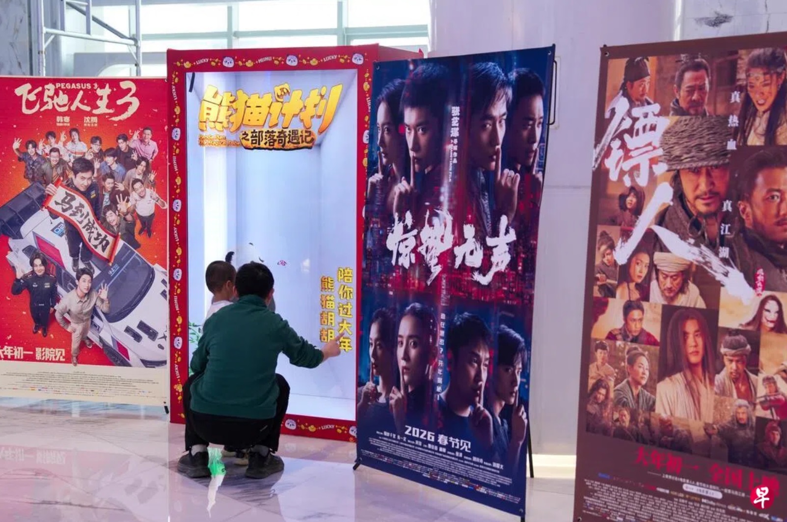今年“春节档”电影票房为57.52亿元人民币，观影人次1.20亿