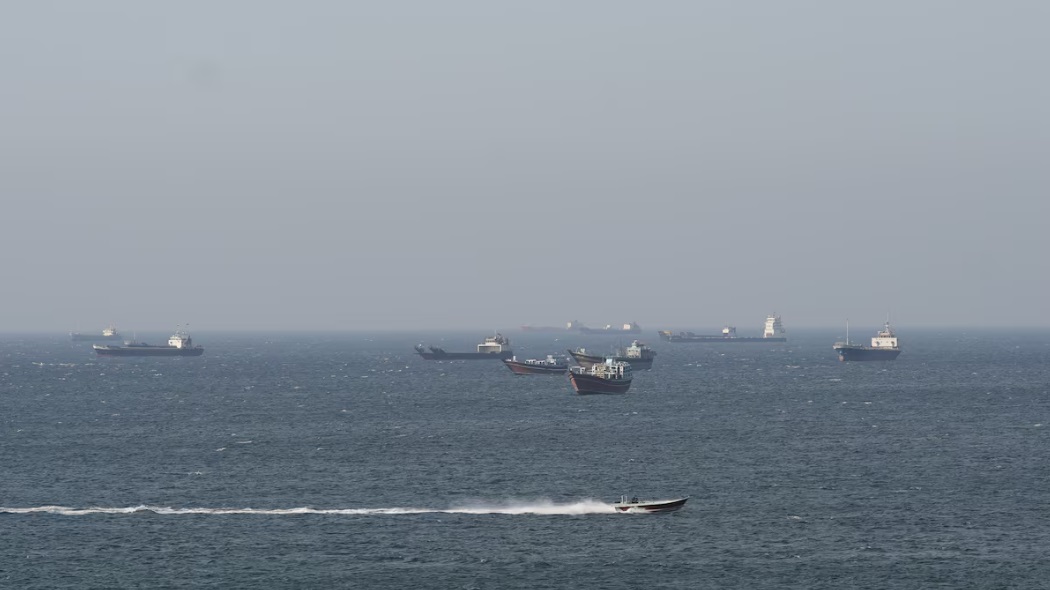 2026年4月18日，阿曼穆桑达姆海岸附近的霍尔木兹海峡，船只和油轮