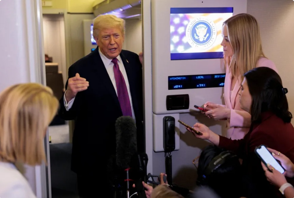 4月17日，唐纳德·特朗普总统在空军一号上与媒体成员交谈