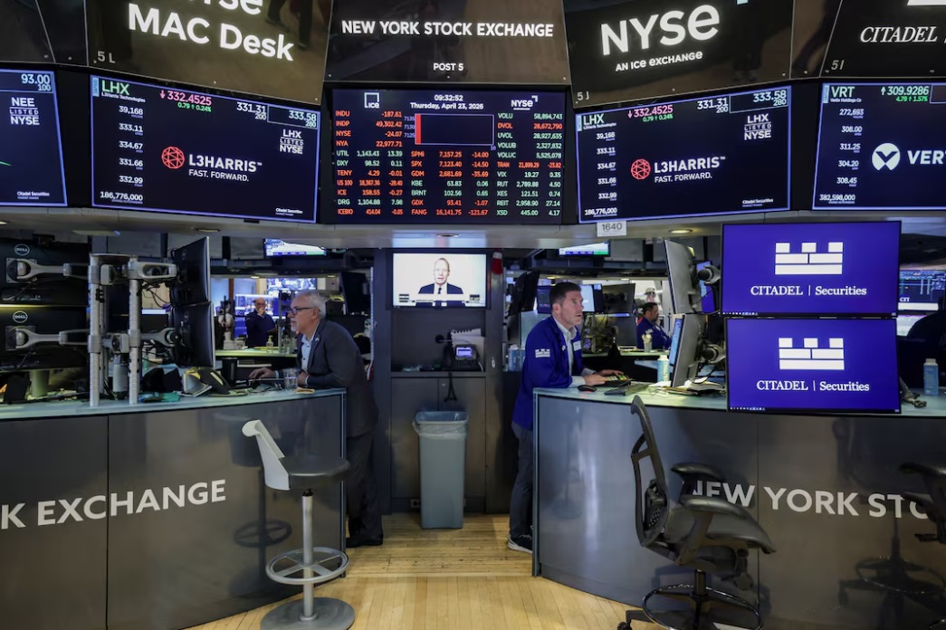 2026年4月23日，交易员在美国纽约市纽约证券交易所（NYSE）交易大厅工作